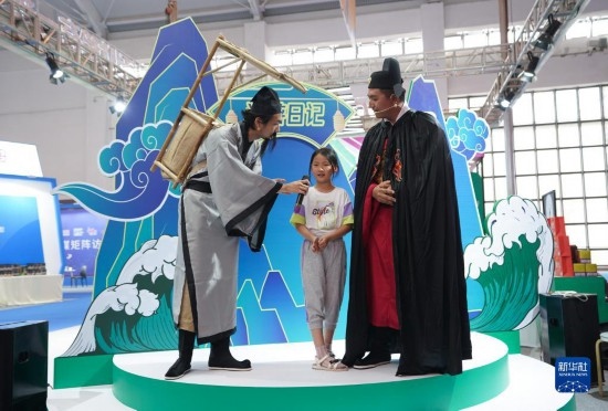 8月16日，一名小朋友在第七屆中國—南亞博覽會文化旅游館參加問答活動。
