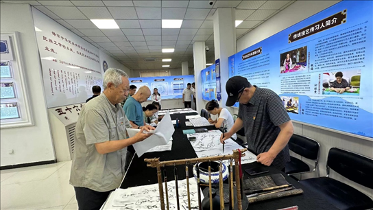 臨潢家園社區(qū)居民在書法練習室練習書法。人民網記者 金洪花攝
