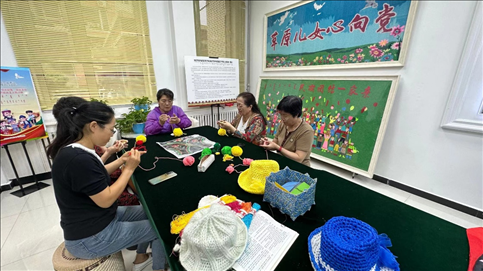 臨潢家園社區(qū)居民在社區(qū)少數民族文體活動中心進行刺繡編織創(chuàng)作。人民網記者 金洪花攝