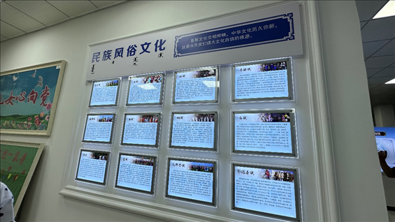 社區(qū)服務中心內民族風俗文化墻。人民網記者 金洪花攝