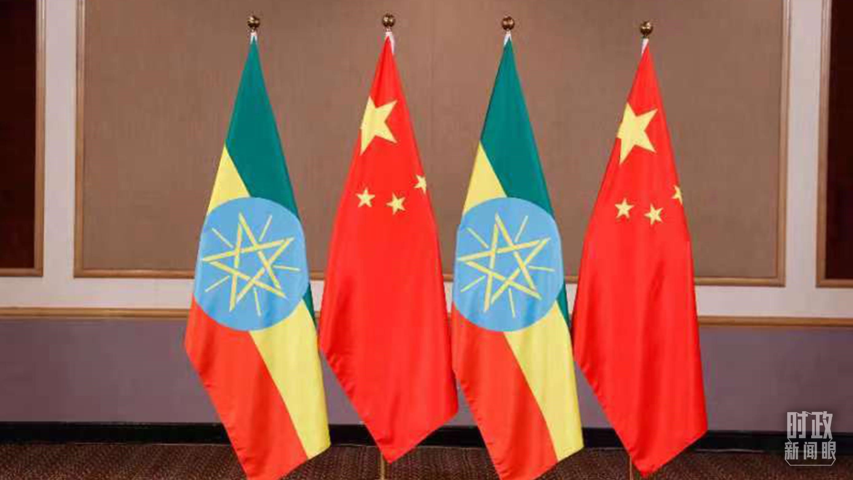 △會見現(xiàn)場的中國、埃塞兩國國旗。（總臺央視記者耿小龍拍攝）