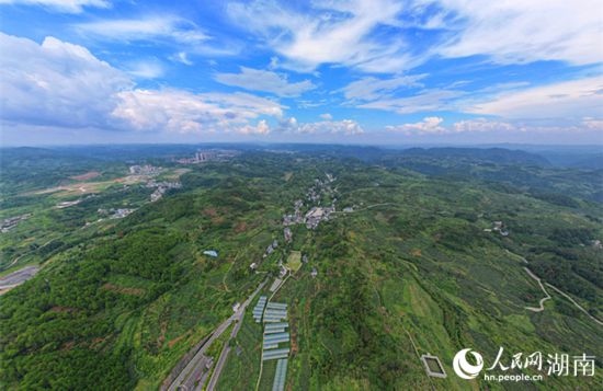 群山環(huán)抱的菖蒲塘村。 人民網(wǎng)記者 劉賓攝