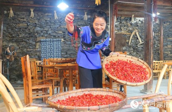 村民李霞返鄉(xiāng)從事餐飲業(yè)。 人民網(wǎng)記者 劉賓攝