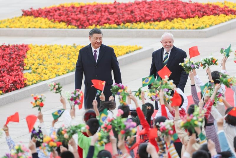 2023年4月14日，習(xí)近平主席在北京人民大會堂東門外廣場為來華進(jìn)行國事訪問的巴西總統(tǒng)盧拉舉行歡迎儀式。