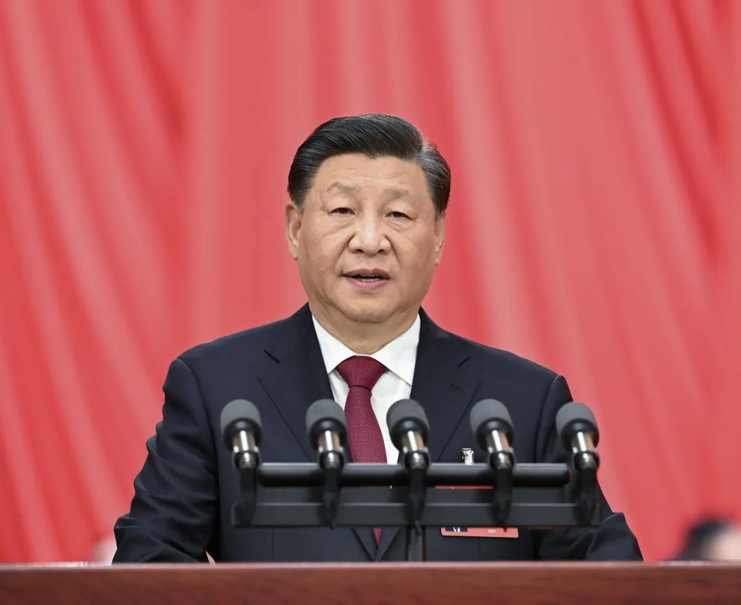 2022年10月16日，中國共產(chǎn)黨第二十次全國代表大會在北京人民大會堂開幕。習近平代表第十九屆中央委員會向大會作報告。圖/新華社記者 饒愛民 攝