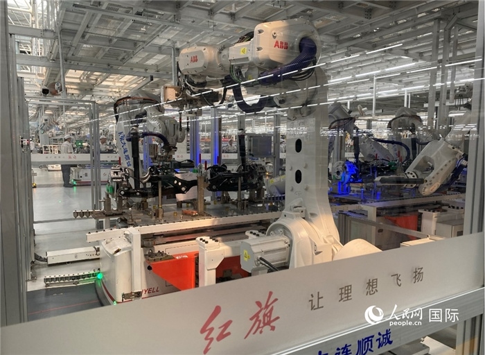 一汽—紅旗繁榮工廠內(nèi)的智能機(jī)器人。人民網(wǎng) 宋歌攝