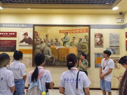 中外學(xué)生在延安參觀博物館。學(xué)校供圖