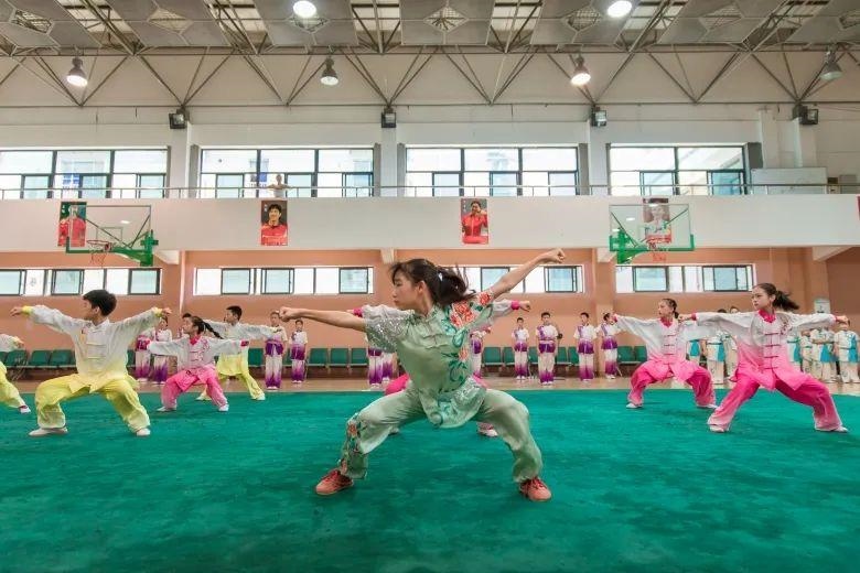 △今年暑假期間，浙江溫州舉行青少年學(xué)生陽光體育運(yùn)動會。