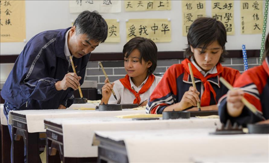 △新疆疏附縣托克扎克鎮(zhèn)中心小學(xué)書法教室內(nèi)，同學(xué)們正在學(xué)習(xí)寫毛筆字。