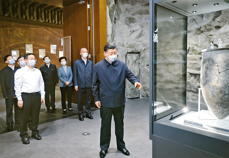 2023年6月2日，中共中央總書記、國家主席、中央軍委主席習(xí)近平在北京出席文化傳承發(fā)展座談會(huì)并發(fā)表重要講話。這是座談會(huì)前，習(xí)近平2日下午在中國歷史研究院考察。 新華社記者 鞠鵬/攝