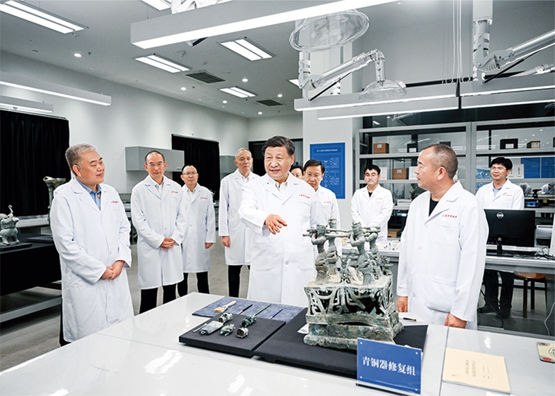2023年7月25日至27日，中共中央總書記、國家主席、中央軍委主席習(xí)近平在四川考察。這是26日下午，習(xí)近平在位于德陽市廣漢市的三星堆博物館文物保護(hù)與修復(fù)館，同現(xiàn)場工作人員親切交流。 新華社記者 謝環(huán)馳/攝