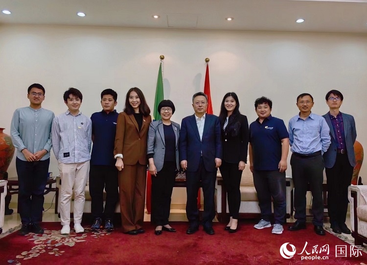 趙志遠大使（右五）、使館工作人員與人民網(wǎng)記者合影。