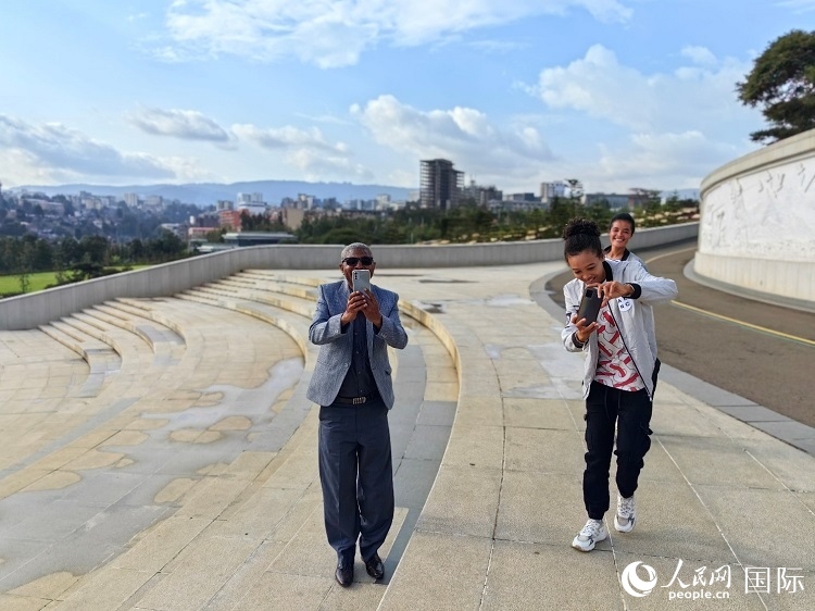 亞的斯亞貝巴友誼廣場的游客與人民網(wǎng)記者互動。人民網(wǎng)記者 陳星星攝