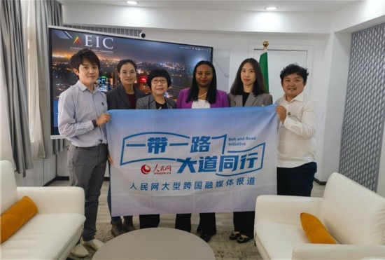 埃塞俄比亞投資委主任萊利斯（右三）、萬巧云（左二）與人民網(wǎng)記者合影。