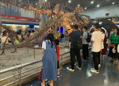 游客參觀國(guó)家自然博物館。人民網(wǎng)記者 劉穎穎攝