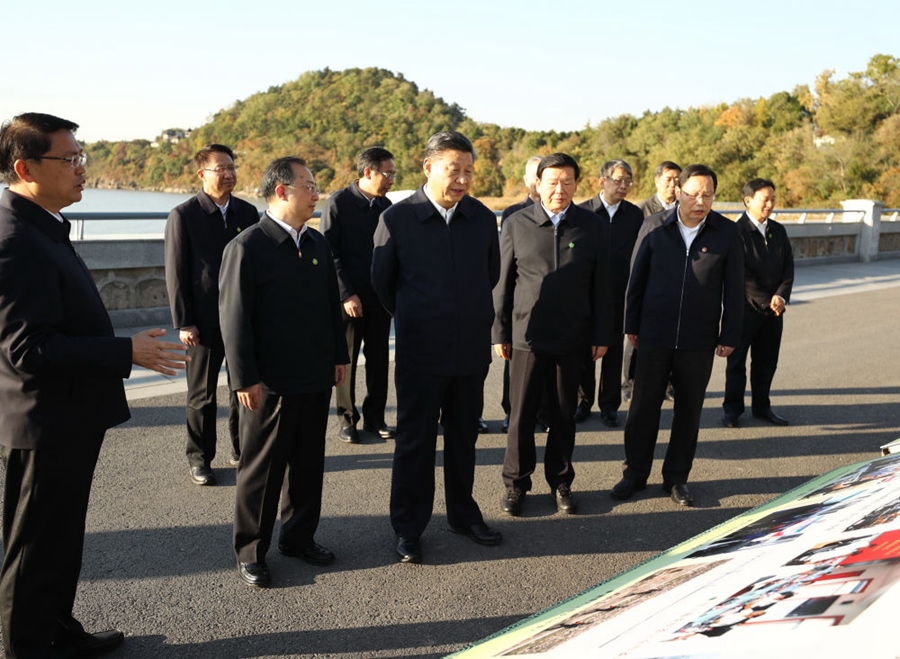 2020年11月12日，習(xí)近平在江蘇南通五山地區(qū)濱江片區(qū)，沿江邊步行察看濱江生態(tài)環(huán)境。