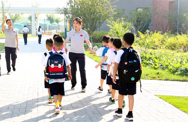 8月30日，雄安史家胡同小學(xué)學(xué)生體驗(yàn)學(xué)校生活。老師帶學(xué)生進(jìn)教室。