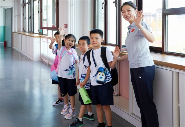 8月30日，雄安史家胡同小學(xué)學(xué)生體驗(yàn)學(xué)校生活。老師帶學(xué)生進(jìn)教室。