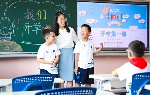 8月30日，雄安史家胡同小學(xué)學(xué)生體驗(yàn)學(xué)校生活。