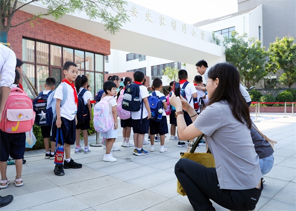 8月30日，雄安史家胡同小學(xué)學(xué)生體驗(yàn)學(xué)校生活。