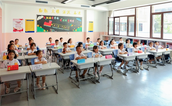 8月30日，雄安史家胡同小學(xué)學(xué)生體驗(yàn)學(xué)校生活。