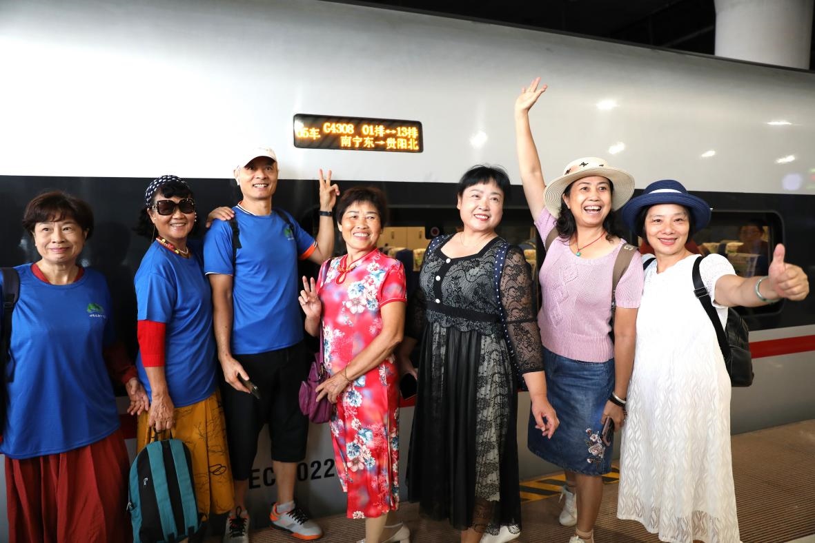 在南寧東站，旅客與貴南高鐵首發(fā)列車合影。 林祥云攝
