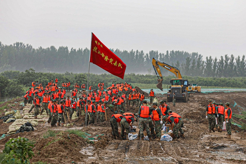 △2023年8月2日，中部戰(zhàn)區(qū)陸軍第82集團軍“鐵軍旅”官兵在河北省高碑店市白溝河任務區(qū)加固岸堤。