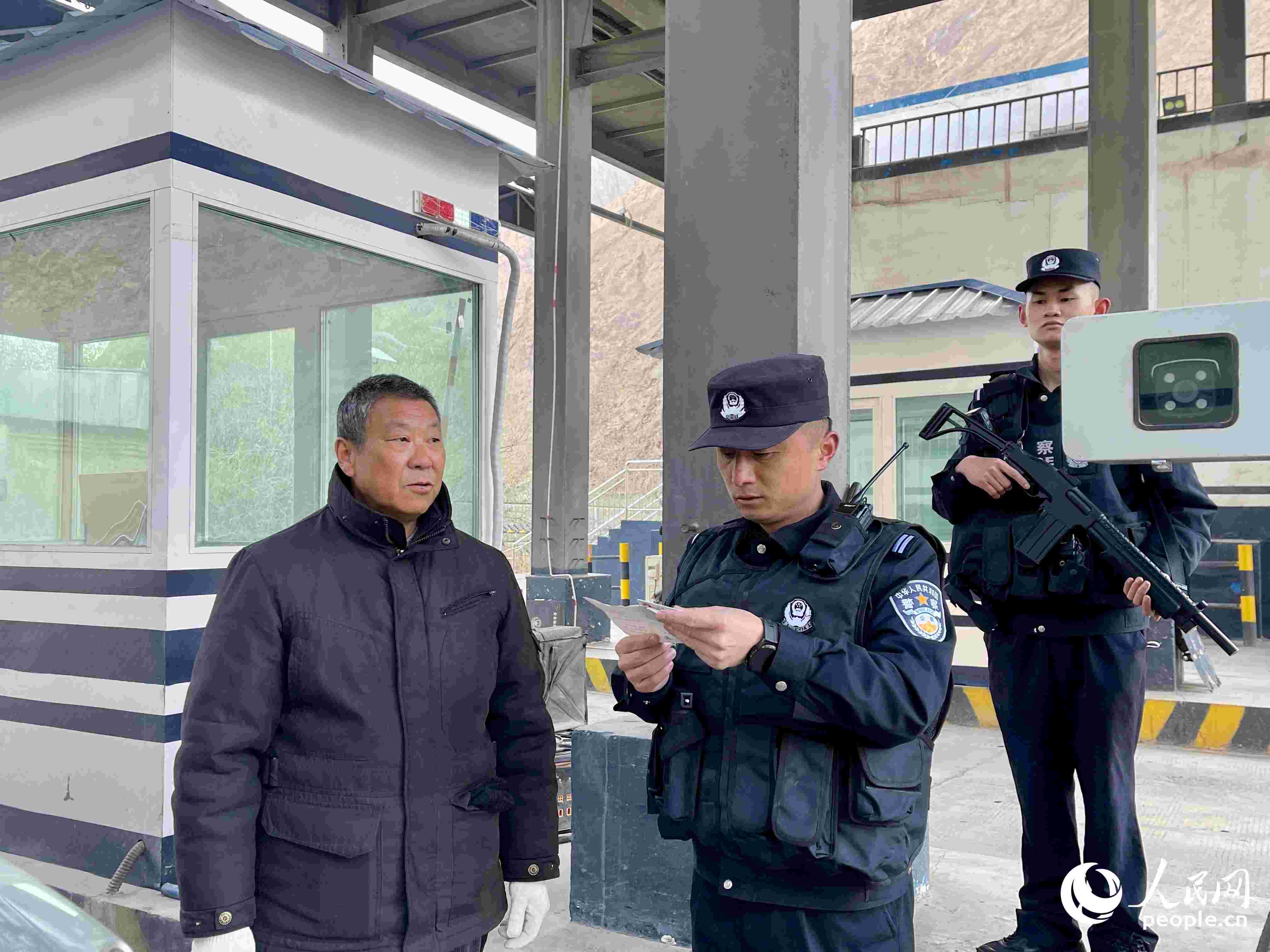 2023年5月10日，在庫地邊境檢查站，陳暢核對進出邊境管理區(qū)人員信息。人民網(wǎng) 周靜圓攝