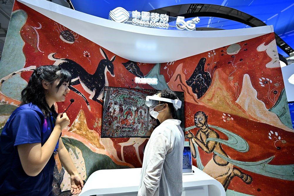 9月3日，一名參觀者在首鋼園中國(guó)移動(dòng)展臺(tái)體驗(yàn)基于AR/VR特效的敦煌導(dǎo)覽，沉浸式感受敦煌壁畫的魅力。新華社記者 李鑫 攝