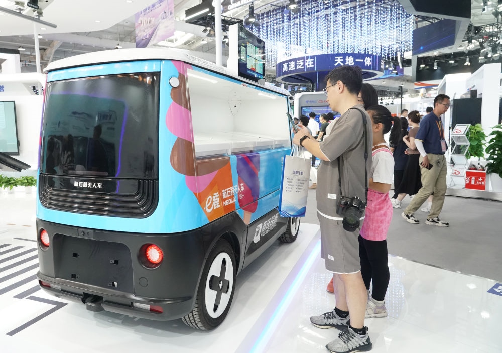 這是9月3日在首鋼園拍攝的一款無(wú)人車。新華社記者 任超 攝