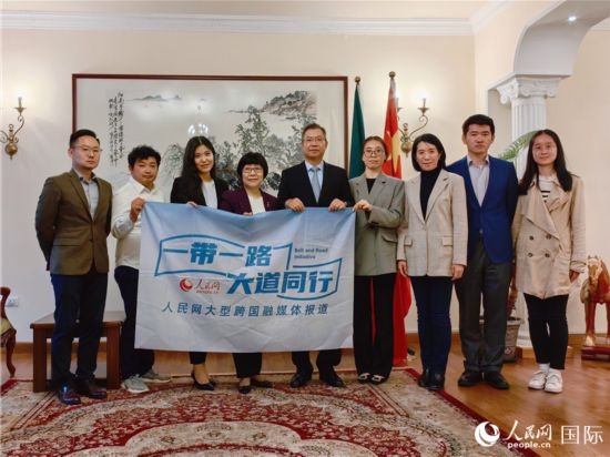 胡長春大使、駐非盟使團(tuán)工作人員與人民網(wǎng)記者合影。