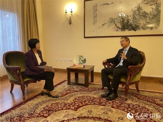 胡長春大使接受人民網(wǎng)記者唐維紅采訪。人民網(wǎng)記者 趙艷紅攝