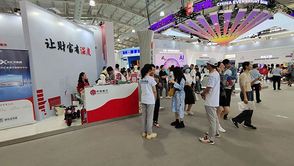 在銀行展臺，“溫度”成為了高頻詞匯。人民網(wǎng)記者 李彤攝