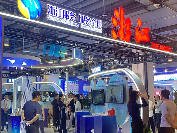 在浙江省交易團展區(qū)，數(shù)字支付技術吸引了觀展群眾的目光。人民網(wǎng)記者 李彤攝
