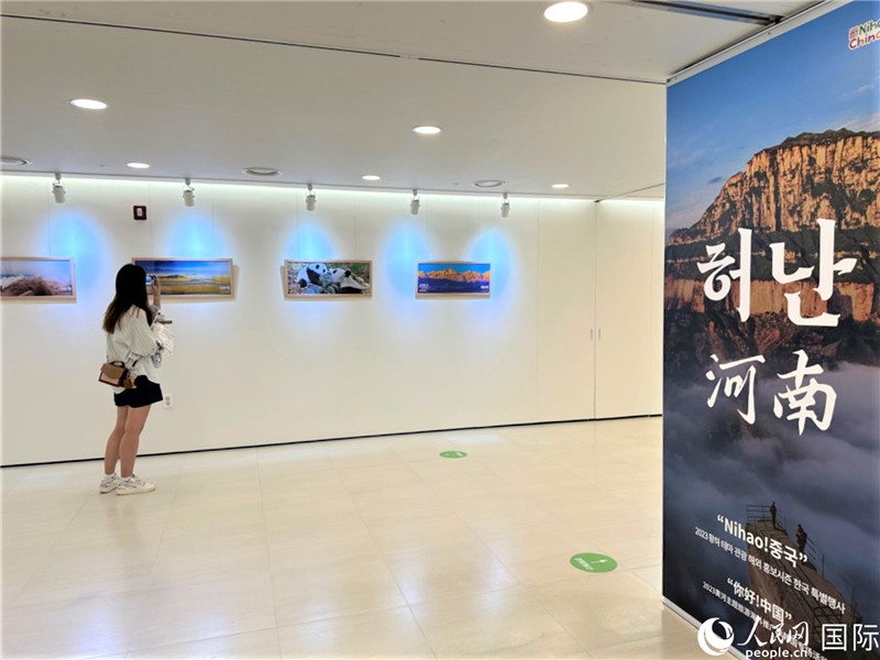 2.民眾參觀“看九曲黃河 聽華夏故事”主題展。人民網(wǎng)記者 馬菲攝