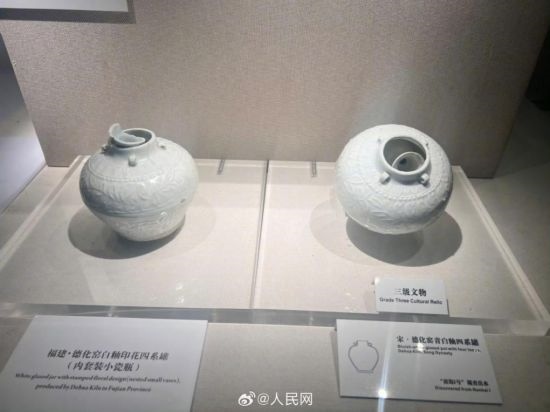 福建德化窯白釉印花四系罐（左）。人民網(wǎng)記者 李娜攝