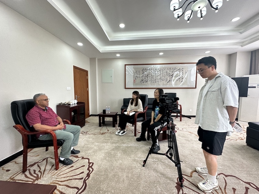 巴哈達爾大學博士研究生Muluneh在成都紡織高等?？茖W校接受記者采訪。人民網(wǎng)記者 王波攝