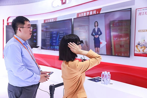在工商銀行展臺(tái)，數(shù)字員工“工曉伴”與觀展游客互動(dòng)。受訪者供圖
