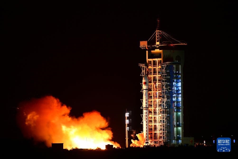 9月7日02時(shí)14分，我國(guó)在酒泉衛(wèi)星發(fā)射中心使用長(zhǎng)征四號(hào)丙運(yùn)載火箭，成功將遙感三十三號(hào)03星發(fā)射升空，衛(wèi)星順利進(jìn)入預(yù)定軌道，發(fā)射任務(wù)獲得圓滿成功。新華社發(fā)（汪江波 攝）