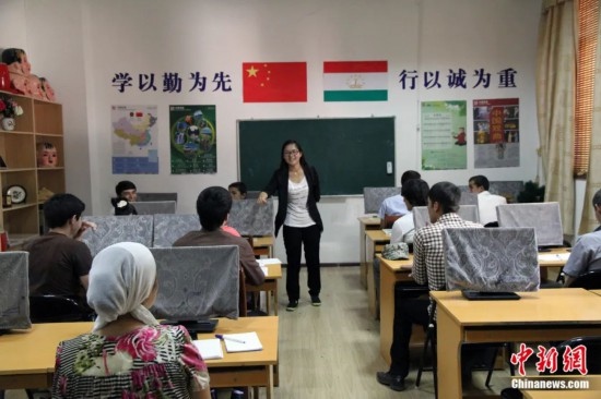 2014年，塔吉克斯坦國(guó)立民族大學(xué)的孔子學(xué)院內(nèi)，教師正在為塔吉克斯坦學(xué)生授課。田冰 攝