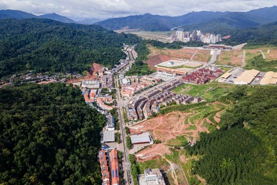 磨憨口岸俯瞰，右前方高層白色建筑群為老撾境內(nèi)。人民網(wǎng)記者 符皓攝