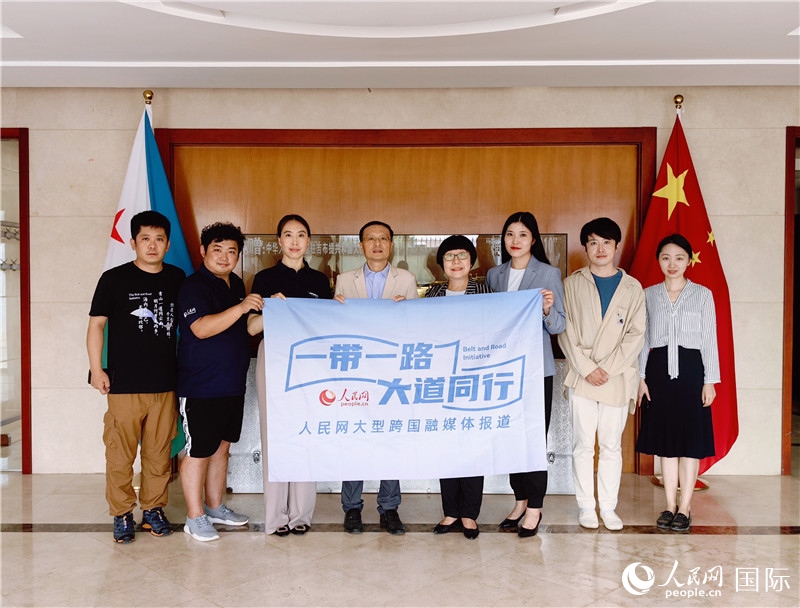 胡斌大使（左四）、使館工作人員與人民網(wǎng)監(jiān)事會主席唐維紅（右四）一行合影。