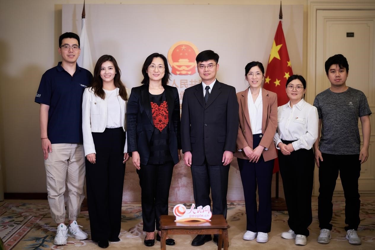 中國駐圣彼得堡副總領(lǐng)事張曉慶（左四）與人民網(wǎng)記者合影。