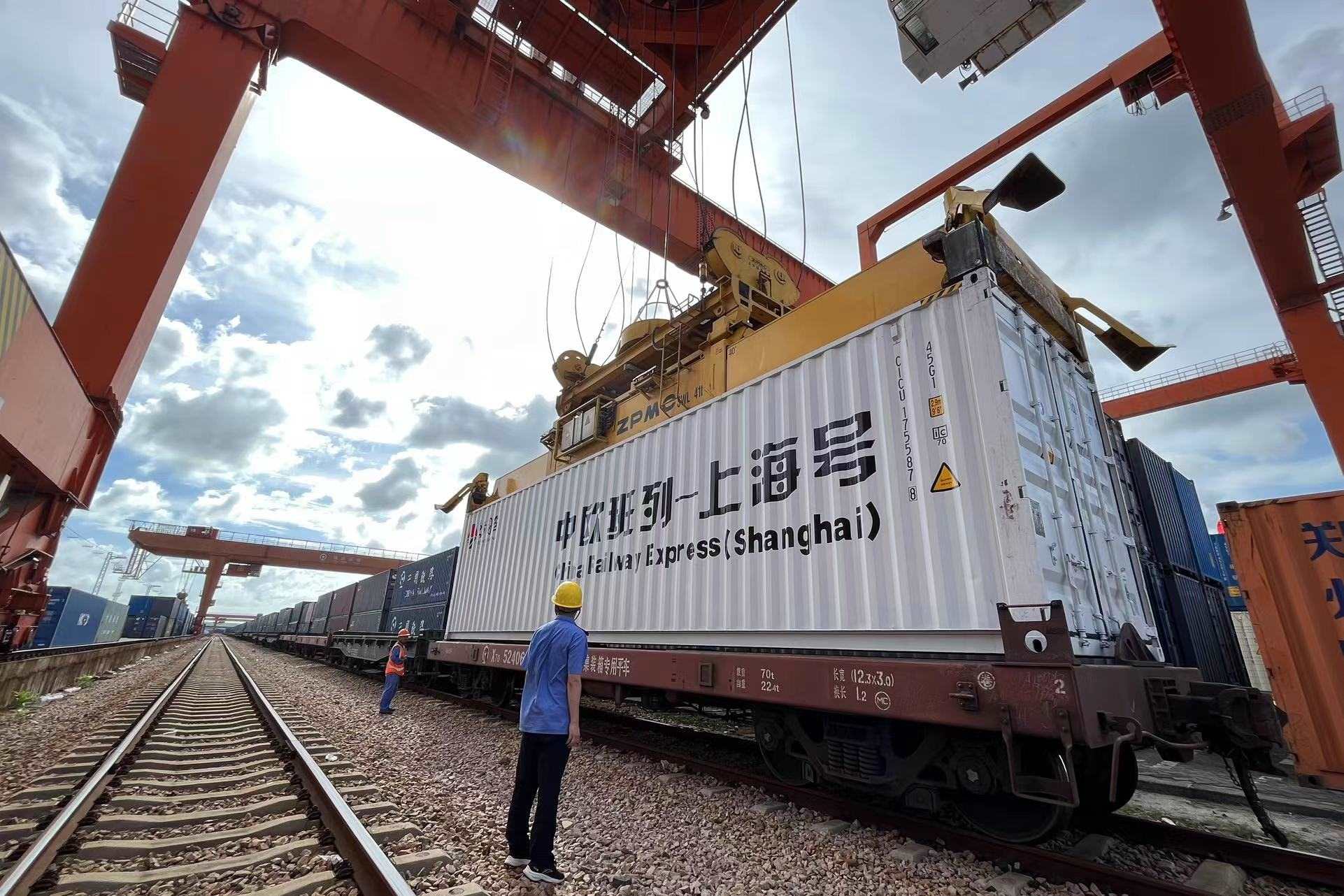 鐵路上海貨運(yùn)中心閔行站貨場(chǎng)內(nèi)，吊機(jī)在貨運(yùn)員的監(jiān)裝下進(jìn)行裝車落箱作業(yè)。人民網(wǎng) 皇甫萬(wàn)里攝