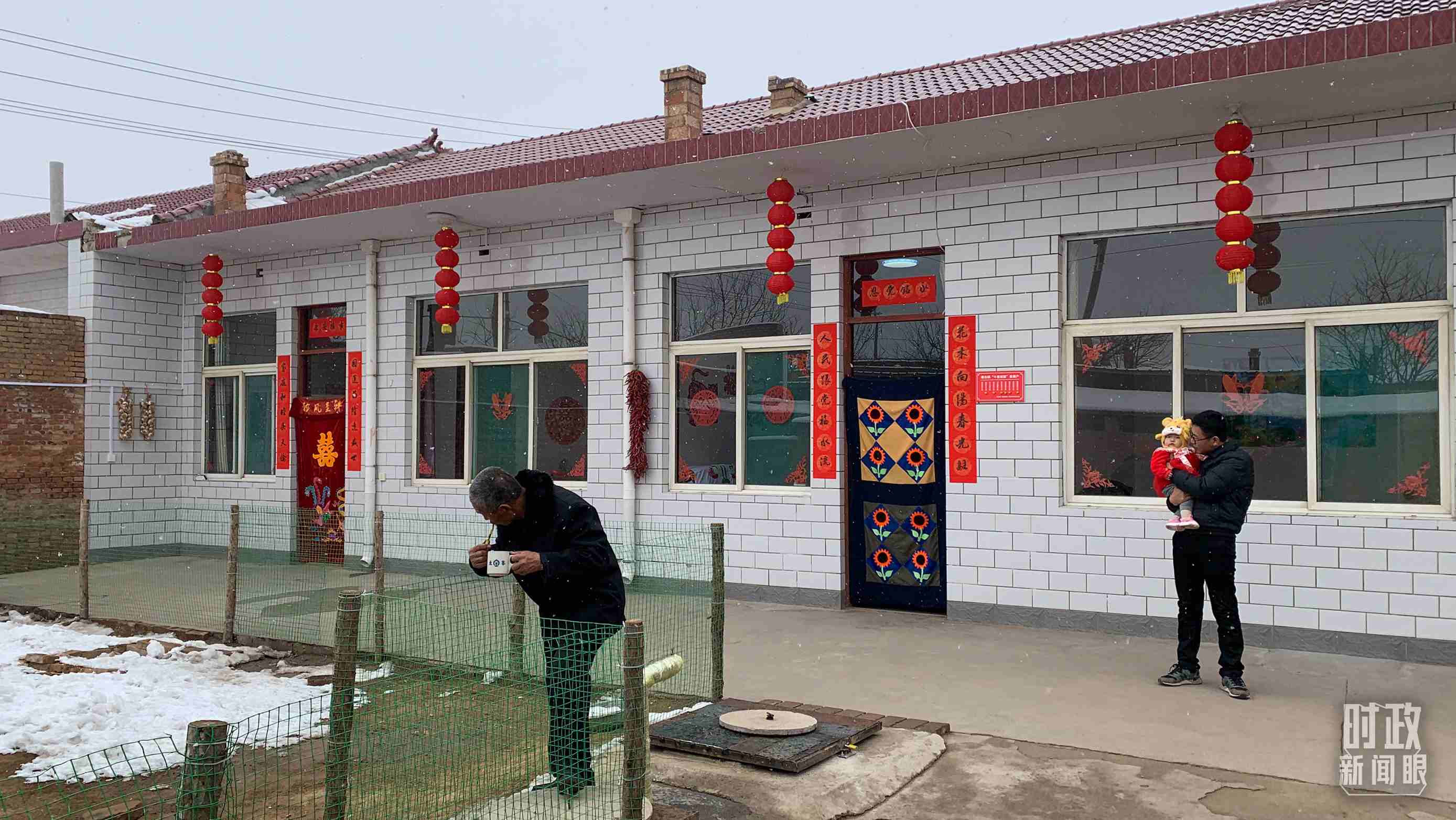△ 當年春節(jié)來臨之前，馮南垣村受災村民全部搬進了新家。（總臺央視記者段德文拍攝）