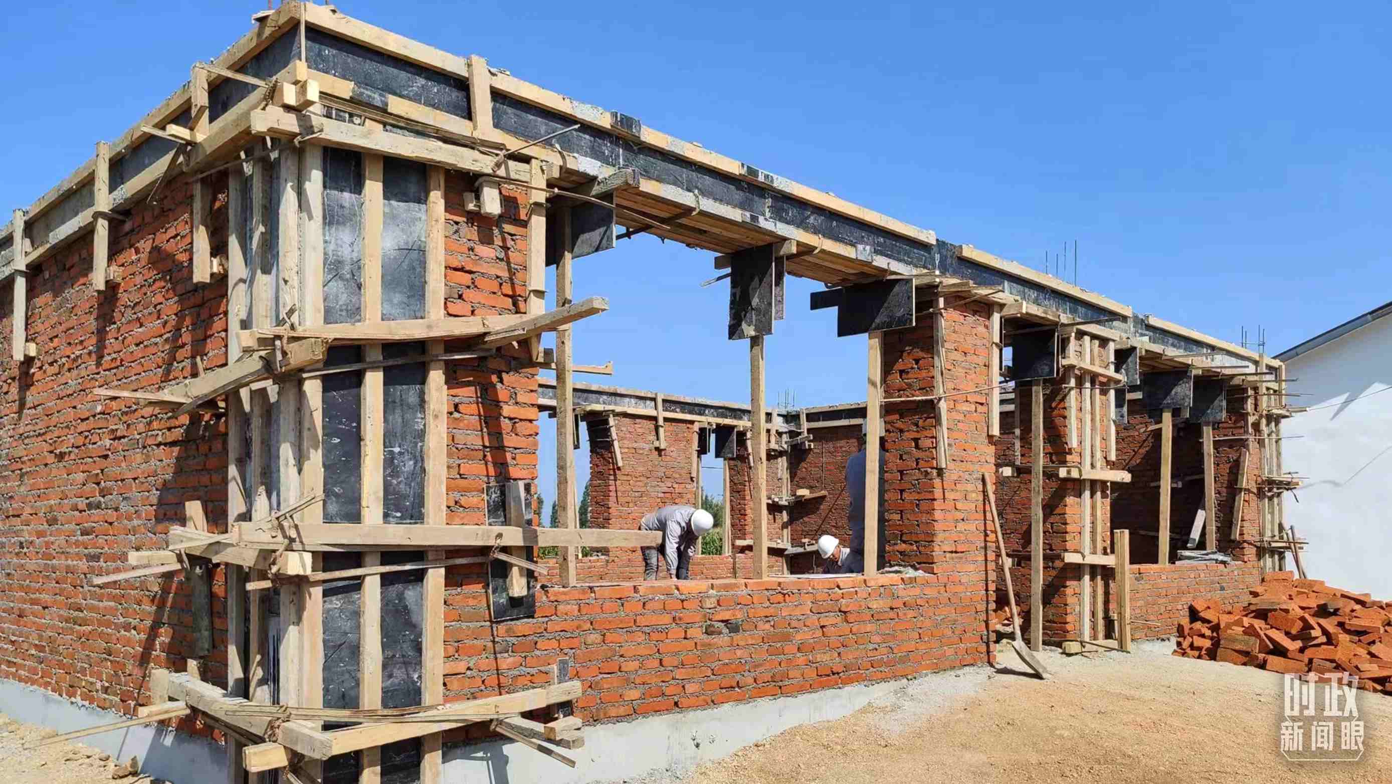 △龍王廟村正在全力展開房屋災后重建工作。（總臺央視記者薛冠南拍攝）