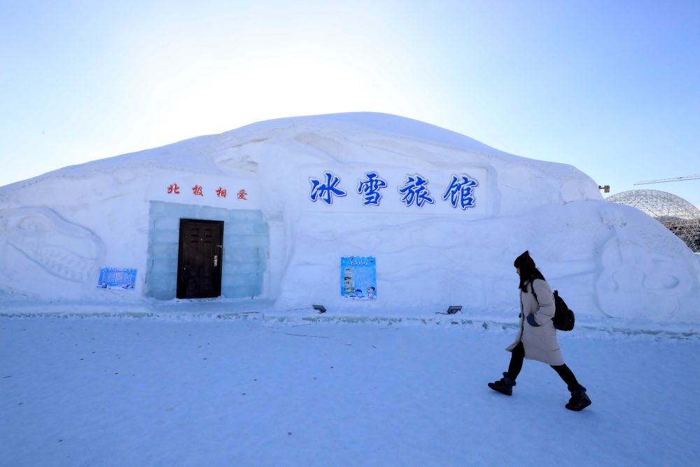 游客從北極村冰雪旅館的一個(gè)房間前走過(guò)（2018年1月31日攝）。