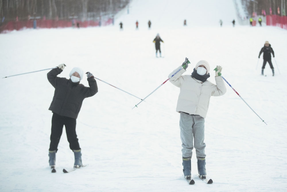 游客在北極村滑雪場(chǎng)內(nèi)體驗(yàn)滑雪（2023年1月7日攝）。