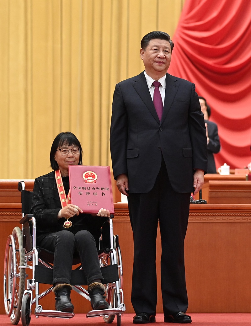 2021年2月25日，全國脫貧攻堅總結(jié)表彰大會在北京人民大會堂隆重舉行。習(xí)近平為全國脫貧攻堅楷模榮譽稱號獲得者張桂梅頒獎。