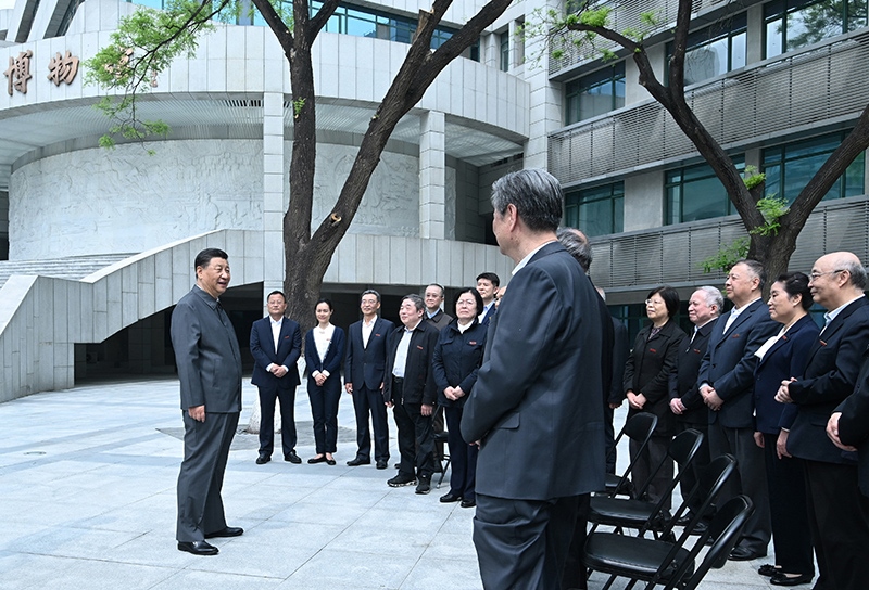 2022年4月25日，習(xí)近平總書記來到中國人民大學(xué)考察調(diào)研，在博物館門前廣場上，同老教授、老專家和中青年骨干教師代表親切交談。